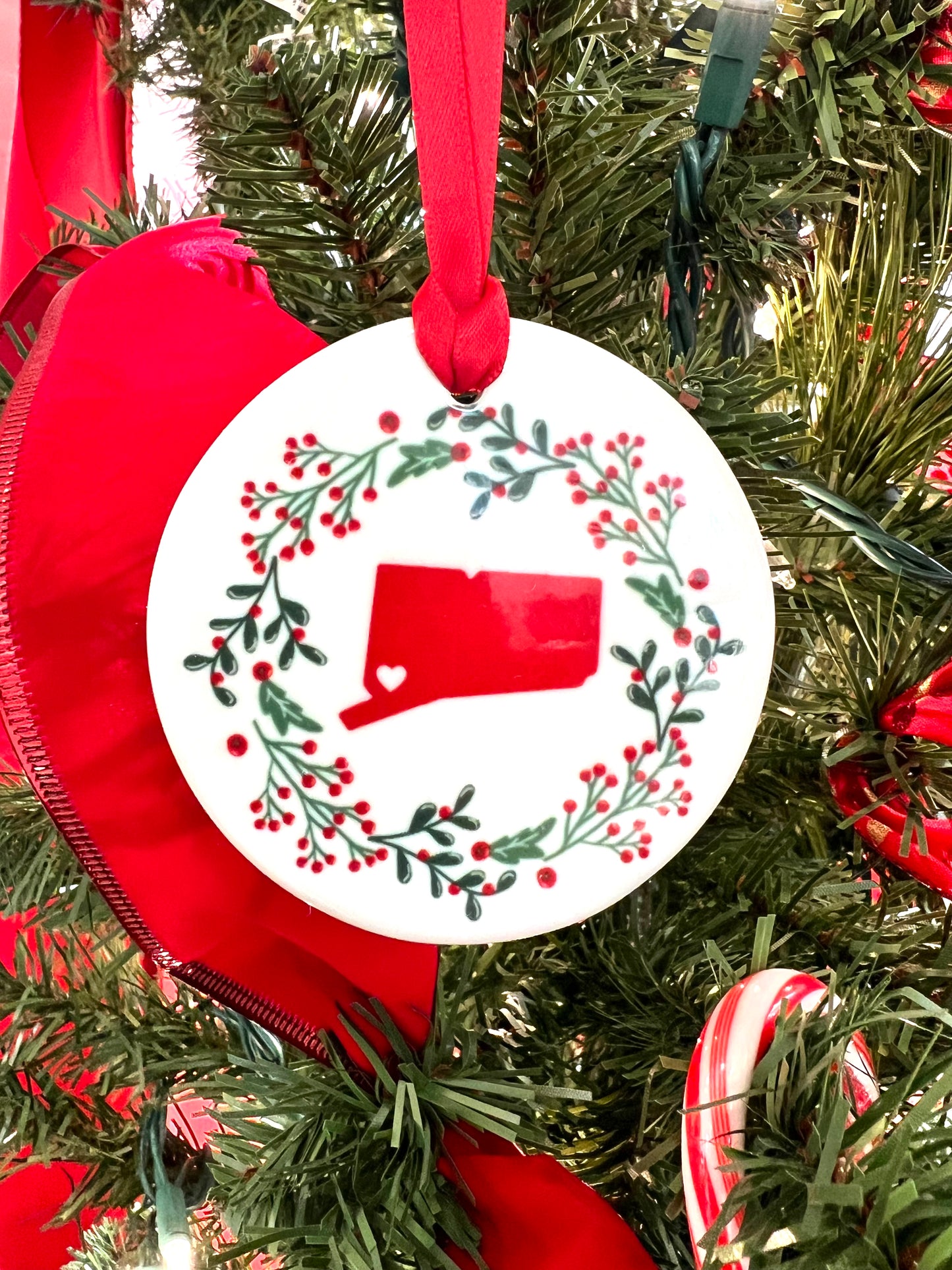 06877 Holiday Wreath Ceramic Ornament